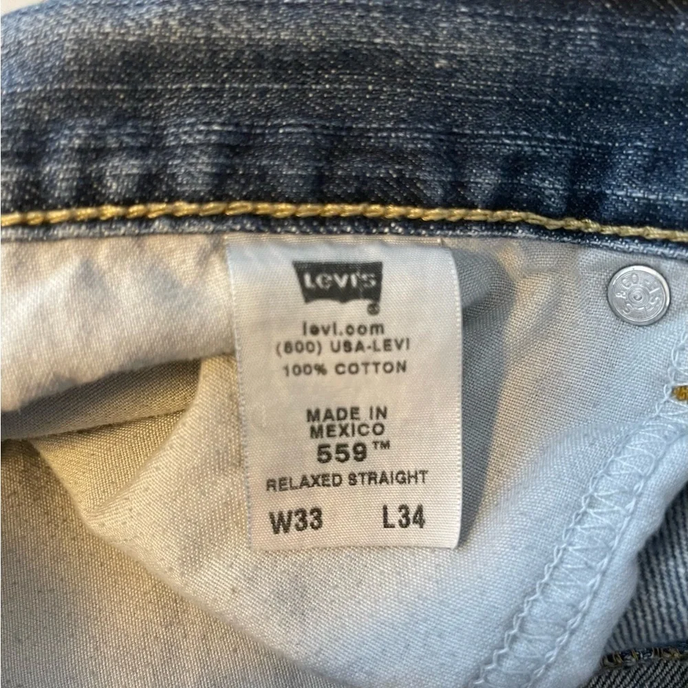 Levi’s 559 men distressed and worn med blue jeans. Size 33X34 Relaxed Straight.
